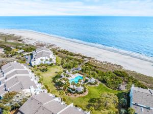 eine Luftaufnahme eines Hauses und des Strandes in der Unterkunft Beach Club Villa 32 - Newly Renovated! Direct Oceanfront in Isle of Palms