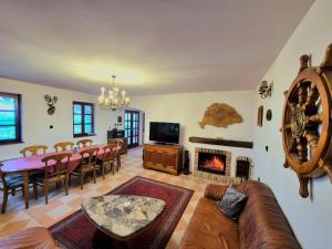 Μια τηλεόραση ή/και κέντρο ψυχαγωγίας στο Dorono House