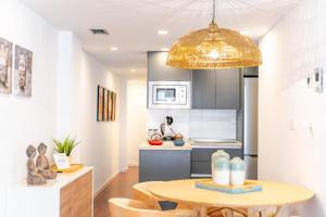 a kitchen and dining room with a table and chairs at Expoholidays- Rueda Lopez con PARKING GRATIS 3A in Almería