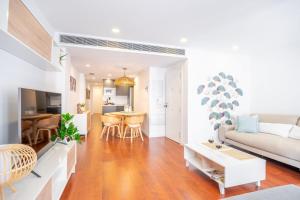 a living room with a couch and a table at Expoholidays- Rueda Lopez con PARKING GRATIS 3A in Almería