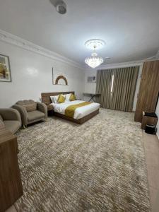 a large bedroom with a bed and a couch at شقة خاصة من غرفتين قريبة من المسجد النبوي in Al Madinah