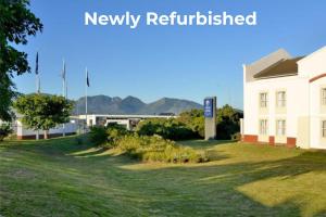 een uitzicht op een gebouw met bergen op de achtergrond bij Town Lodge George in George