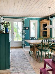ein Esszimmer mit Tisch und Stühlen in der Unterkunft Cabin With Sea View Near Risør in Søndeled