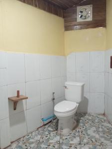 Un baño con un inodoro blanco en una habitación. en Sunset Backpackers Hostel, en Nongkhiaw