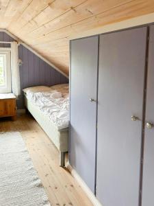 ein Schlafzimmer mit einem Bett und einer Holzdecke in der Unterkunft Cabin With Sea View Near Risør in Søndeled