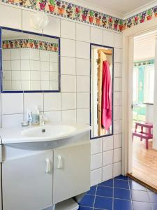 ein Badezimmer mit Waschbecken und Spiegel in der Unterkunft Cabin With Sea View Near Risør in Søndeled