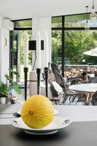 une citrouille jaune sur une assiette sur une table dans l'établissement Indulgence In Architect-Designed House In Vejby, à Vejby Strand