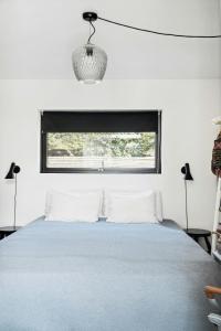 une chambre avec un grand lit avec une fenêtre dans l'établissement Indulgence In Architect-Designed House In Vejby, à Vejby Strand