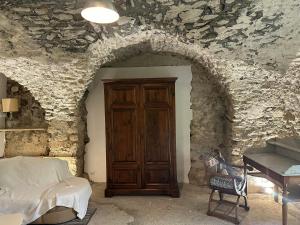 Χώρος καθιστικού στο Renovated Little House With High Alps View