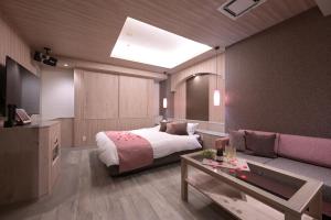 Postel nebo postele na pokoji v ubytování Hotel SWEET SEASON埼玉川越桜の川店 + 4 fotografie