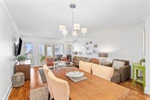 ein Esszimmer und ein Wohnzimmer mit Tisch und Stühlen in der Unterkunft Beach Club Villa 27 - Oceanview Walkout by Beach and Pool in Isle of Palms
