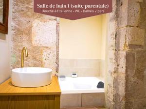 Ένα μπάνιο στο Idéal pour couple, famille&pros - jusqu'à 6 pers - Classé 2 étoiles - Baignoire Balnéo - Espace de travail dédié - A 10min de la gare SNCF, du centre ville d'Angoulême, et du Musée de la BD - Parking privé et gratuit - Wifi gratuit