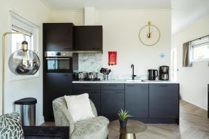 Η κουζίνα ή μικρή κουζίνα στο Kaag Villas