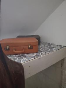two suitcases sitting on top of a bench at Idéal famille, 2 chambres au calme in Bourgueil