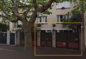 a tree in front of a building with a fence at Studio Cosy Paris/CDG/Expo/Stade in Aulnay-sous-Bois