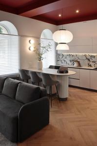 una sala de estar con una mesa y un sofá en Violet Lux Apartment, en Daugavpils