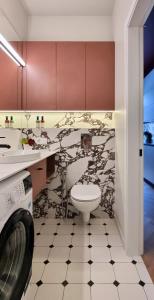 un baño con inodoro y lavabo en Violet Lux Apartment, en Daugavpils 6 fotos más