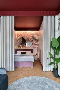 Un dormitorio con una cama grande con un mural de pared. en Violet Lux Apartment, en Daugavpils