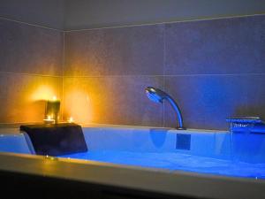 Φωτογραφία από το άλμπουμ του Idéal pour couple, famille&pros - jusqu'à 6 pers - Classé 2 étoiles - Baignoire Balnéo - Espace de travail dédié - A 10min de la gare SNCF, du centre ville d'Angoulême, et du Musée de la BD - Parking privé et gratuit - Wifi gratuit στην Ανγκουλέμ +28 φωτογραφίες