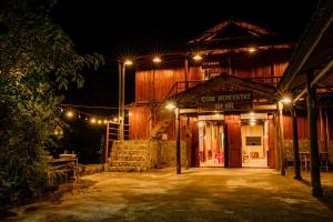une grange éclairée la nuit avec des lumières dans l'établissement Cốm Homestay Bản Giốc, à Trùng Khánh