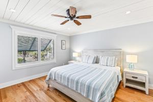 ein Schlafzimmer mit einem Bett und einem Deckenventilator in der Unterkunft Beach Club Villa 31 - Luxurious Oceanfront - Beach Walkout in Isle of Palms + 23 Fotos