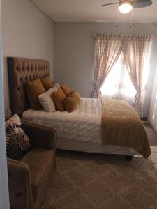 Un dormitorio con una cama con dos ositos de peluche encima. en Auntie Joy Home, en Pretoria