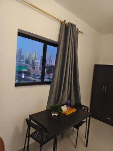 una mesa y una ventana con vistas a la ciudad en Twilight Homes, en Abu Dabi 12 fotos más