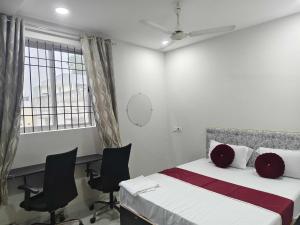Un dormitorio con una cama y dos sillas y una ventana. en HOTEL O CROWD, en Durg