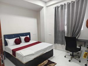 ein Schlafzimmer mit einem Bett, einem Schreibtisch und einem Stuhl in der Unterkunft HOTEL O CROWD in Durg