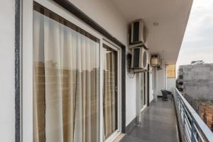 Un balcón con puertas correderas de cristal en un edificio en Hotel Florence sector 46, en Gurgaon