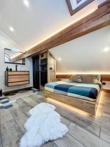 Katil atau katil-katil dalam bilik di Modern 2BR Apt with Mountain Views & Private Parking