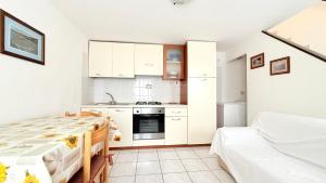 a small kitchen with two beds in a room at N079 - Numana, delizioso cielo-terra nel centro storico in Numana