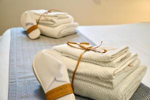 - une paire de chaussures et de serviettes blanches sur un lit dans l'établissement Villa RiRò Bari, à Bari 77 autres photos