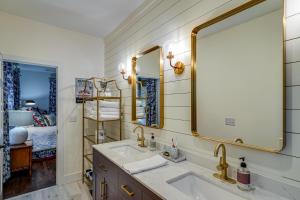 ein Badezimmer mit Waschbecken und Spiegel in der Unterkunft Seaside Cottage 81 - Pristine Grand Pavilion Home Pool Pass in Isle of Palms + 76 Fotos