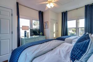 ein Schlafzimmer mit zwei Betten und einem Spiegel in der Unterkunft Seaside Cottage 81 - Pristine Grand Pavilion Home Pool Pass in Isle of Palms