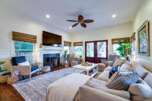 ein Wohnzimmer mit Couch und Kamin in der Unterkunft Seaside Cottage 81 - Pristine Grand Pavilion Home Pool Pass in Isle of Palms