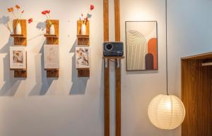 ダラットにあるHappy Home Da Latの壁にランプとカメラが取り付けられた部屋
