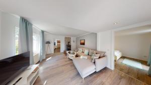a living room with a couch and a table at Meedenhus 'VÖRN' in Langeoog