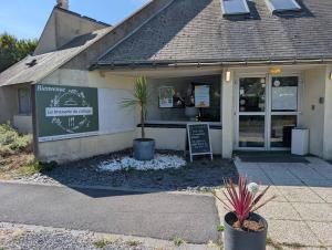 a restaurant with a sign on the side of a building at Séjour au calme -Maison 1 chambre pour 4 personnes - Plage à pied in Le Pouliguen