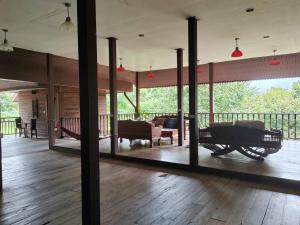 sala de estar con sofá y mesa en el suelo de madera en Aya House, en Pai