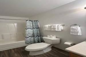 une salle de bain blanche avec toilettes et douche dans l'établissement 856 Joseph Club Dr SW Mableton, à Mableton