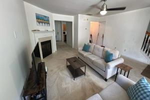 un salon avec un canapé et une cheminée dans l'établissement 856 Joseph Club Dr SW Mableton, à Mableton