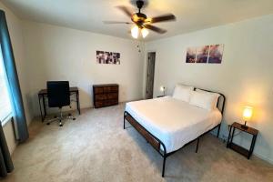 une chambre avec un lit et un ventilateur de plafond dans l'établissement 856 Joseph Club Dr SW Mableton, à Mableton