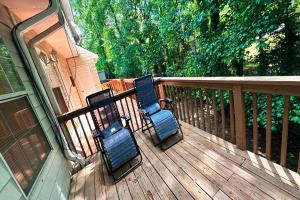 deux chaises assises sur une terrasse sur une maison dans l'établissement 856 Joseph Club Dr SW Mableton, à Mableton