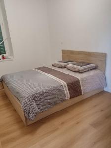 Brassac-les-MinesMaison 8 personnes的一间卧室，床上有两个枕头