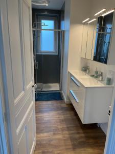 Brassac-les-MinesMaison 8 personnes的带水槽、镜子和门的浴室