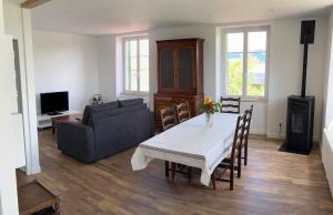 Brassac-les-MinesMaison 8 personnes的客厅里有一张桌子和一张沙发