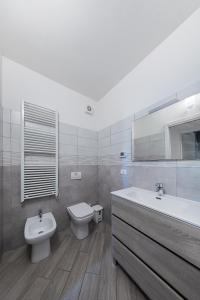 a bathroom with a sink and a toilet and a tub and a sink at San Carlo Borromeo in Soiano del Lago