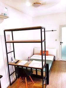 a room with a desk and a bunk bed at Yet Shipping Container in Christiansborg