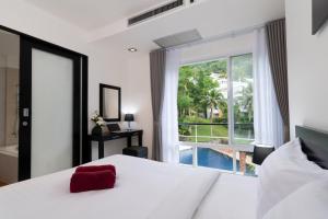 カマラビーチにある3-BR Condo Mountain & Pool view, Pool & Gym access - Kamala Hills G201のベッドと大きな窓のある寝室 +37枚の写真